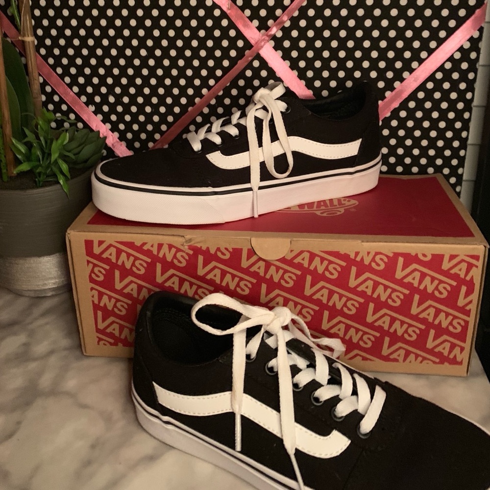 Womens Vans Old Skool Sneaker, - black